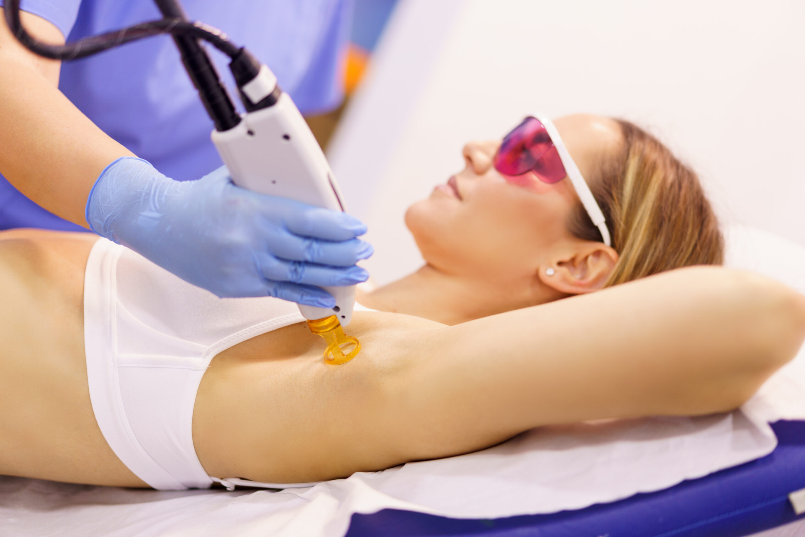 Mujer haciendose laser